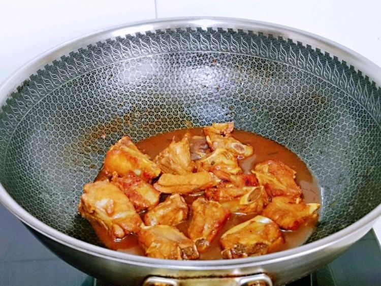 懒人版|懒人版排骨焖饭快速做法，米饭排骨蔬菜一锅端，吃一次就上瘾