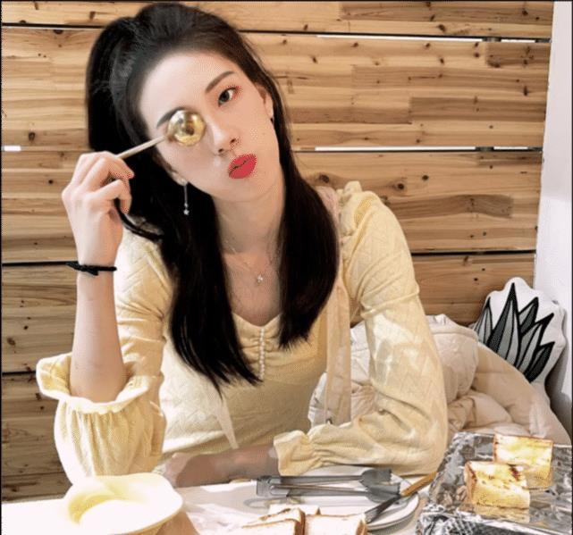 女排联赛|美女!女排联赛结束,最美副攻郑益欣晒照,黄色连衣裙大方动人