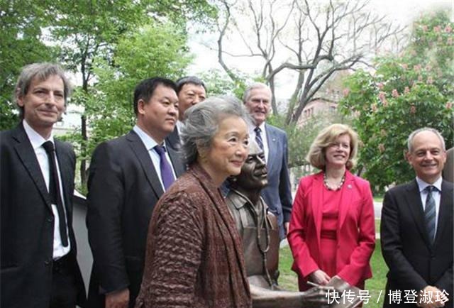 一中国女难民逃到加拿大，60岁当上总督，回国祭祖却不会说中文