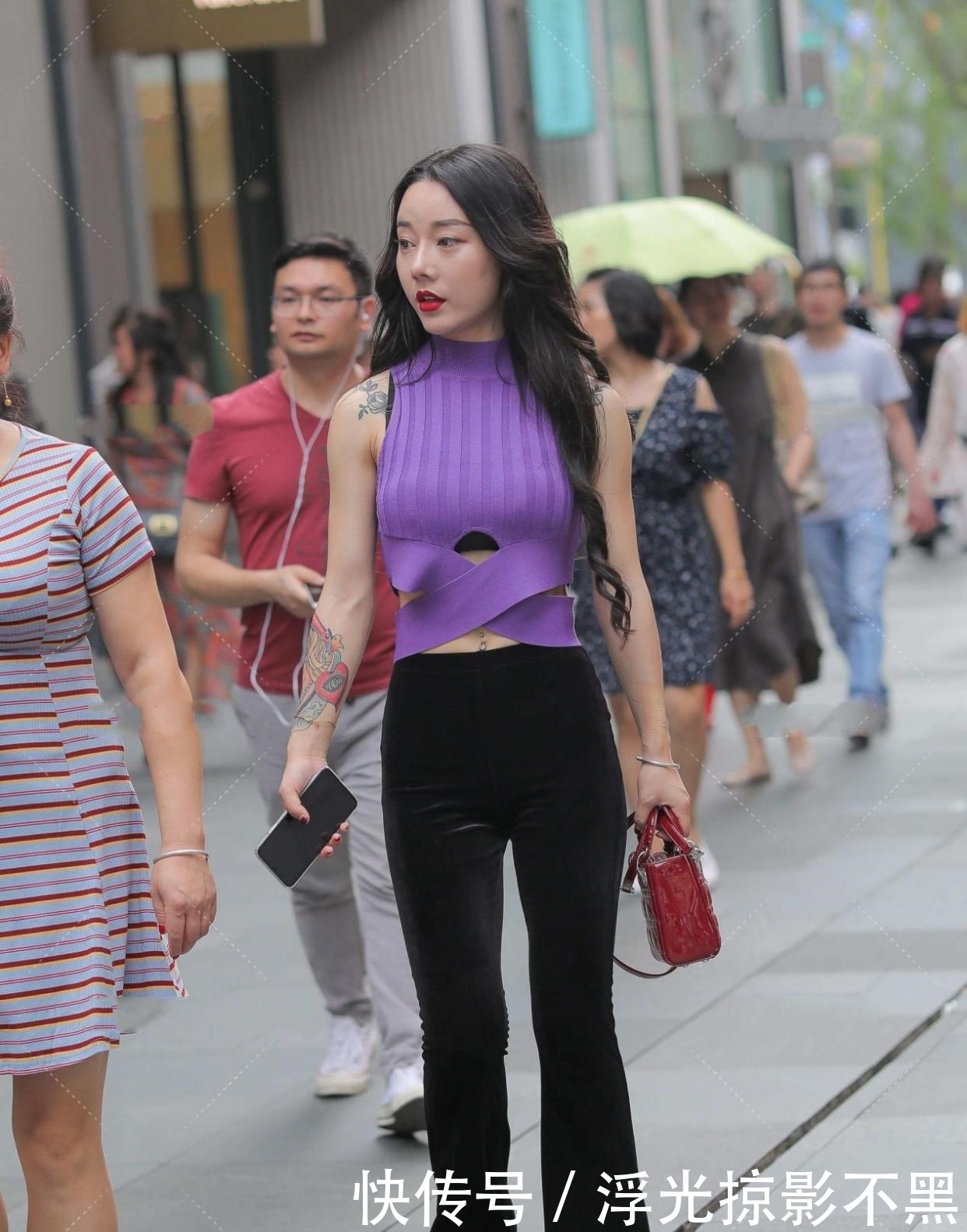 紫色针织衫,轻松搭配好看简单,展现梦幻的效果