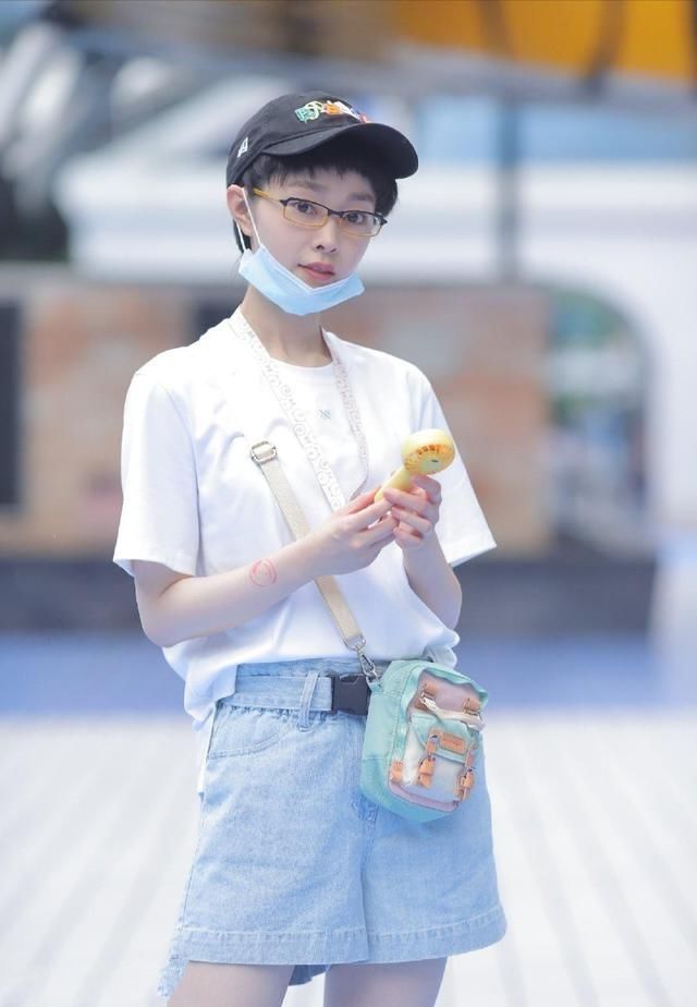 意思|街拍:粉嫩无袖连衣裙,“锁骨”上的拉丁文,是爱我的意思吗