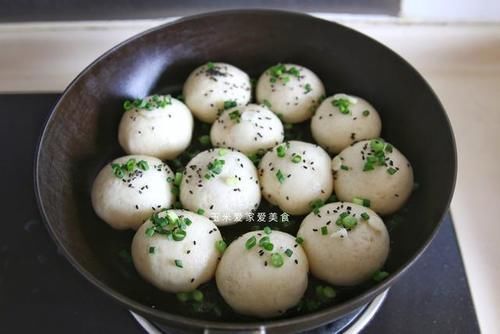  松软|生煎包在家做，底部金黄酥脆，内里松软鲜香，详细做法一看就会