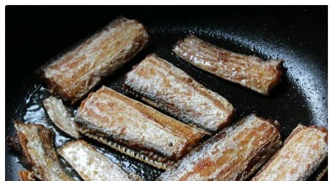 给鱼去腥，有人加酒有人加醋，都不对，大厨教你正确做法，太香了