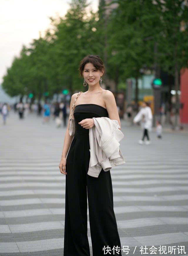 身材 今年“无袖背心”正流行,清爽百搭,关键还显瘦,微胖女孩也能穿