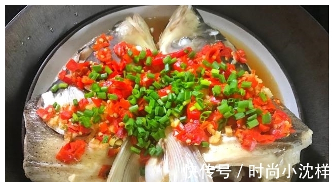 家常|剁椒鱼头的家常做法,加这两步,鱼头香辣鲜美无腥味
