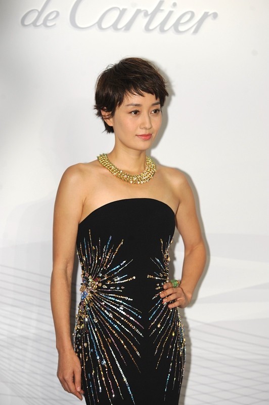 露肤|马伊琍生图也很有女人味, 穿黑裙配“放射状”亮面, 高级又时髦