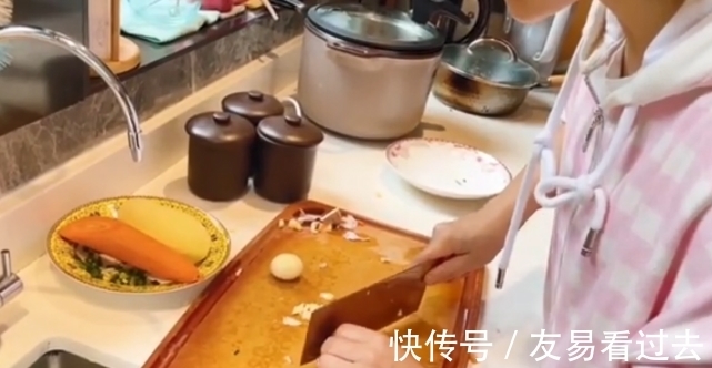 謝娜罕秀廚藝,宅家為女兒們做肉末燉土豆,不忘臭美自拍心情好