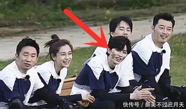 终于等到《跑男》泥潭大战,一细节被老粉吐槽,难怪收视率下滑