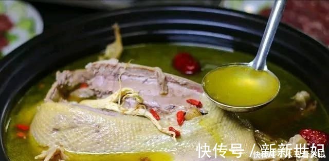 炖鸡汤,很多人第一步就错了,难怪鸡肉又柴又腥,汤不浓也不好喝