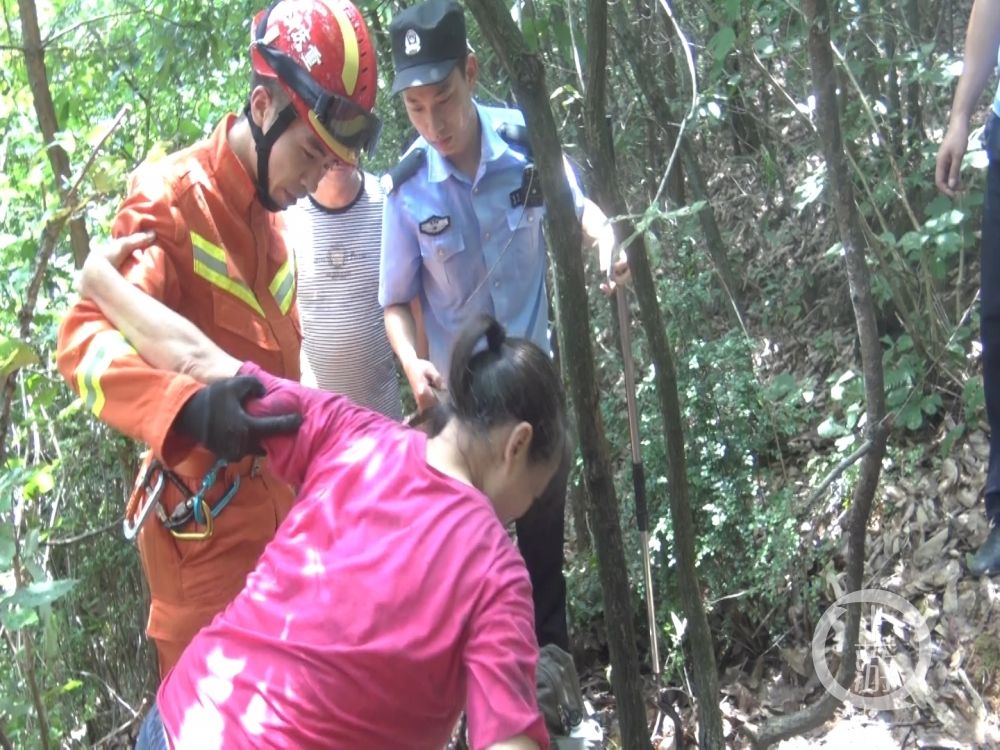 捕兽|大姐采蘑菇误踩捕兽夹 消防员紧急登山救援