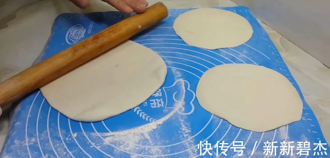 我家烙饼从来不早起,冰箱里一放,比手抓饼好吃,一次四个不够吃