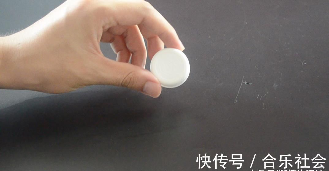 瓶盖上面戳一个洞, 没想到还有这个作用, 看完你会感谢我的