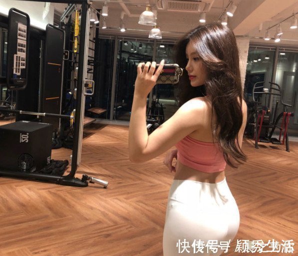 紧身裤|街拍美女身姿丰盈的打底裤小姐姐，高挑魅力，别具风格的穿搭