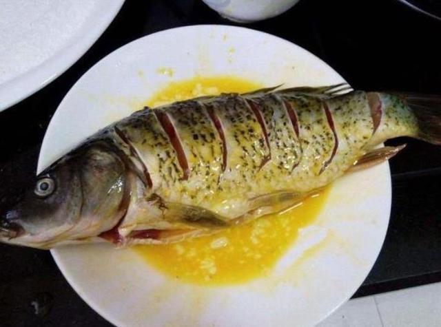 煎鱼在鱼身上抹点“它”,不粘锅不溅油鱼皮不破,现在知道还不晚