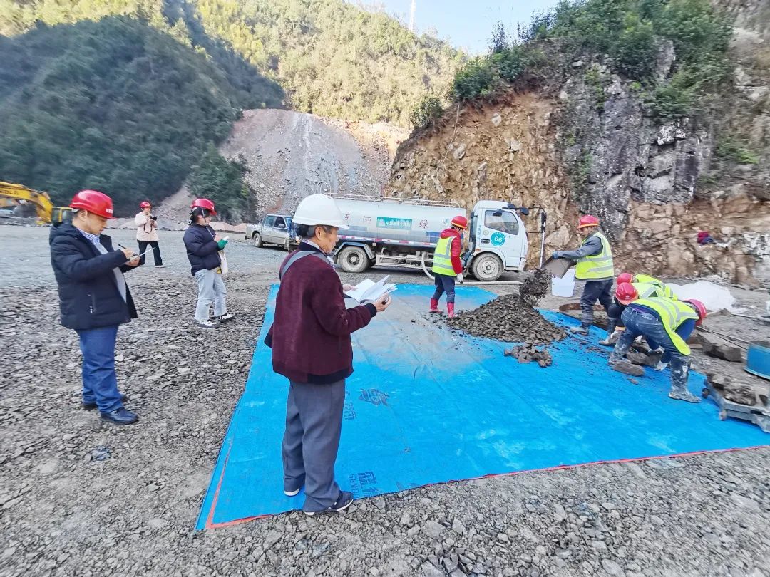 务工者&缙云画家为了留缙过年建设者，把画室“搬”到了施工现场