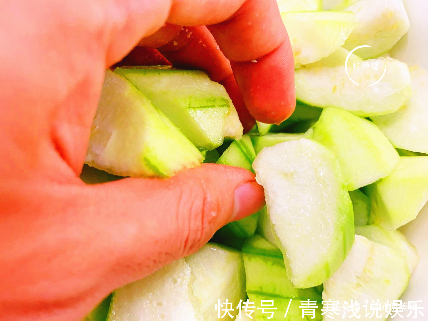 才知道,炒丝瓜不能先放油,教你1个妙招,丝瓜不发汁,绿如翡翠