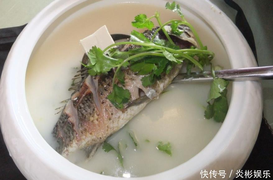 把鱼汤炖白,只需要2个技巧,奶白浓香,冬天常喝,养胃滋补