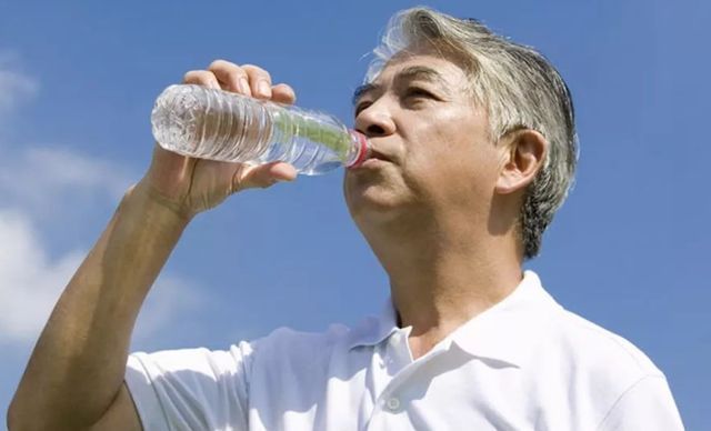 长寿老人|医生提醒:长寿的人,2件不起眼的小事是关键,不是运动、多走路