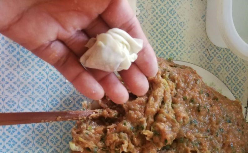 小馄饨肉馅要加生粉吗？看馄饨店主如何调馅，鲜嫩抱团有诀窍