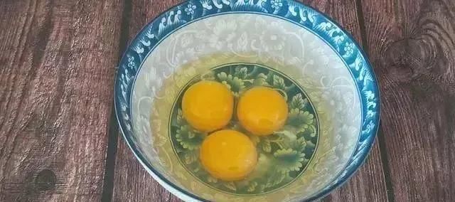 筷子|早餐饼的新吃法，不揉面不擀面，筷子一搅，比包子油条好吃，真香