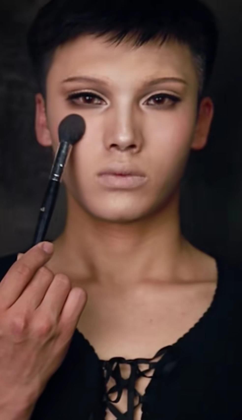 小哥哥画“这个杀手不太冷”小女孩仿妆，身材引争议，成品美到流鼻血