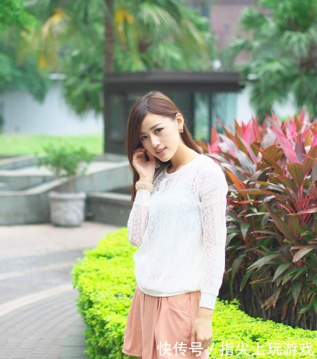 雪纺上衣 粉色超短裤搭配白色雪纺上衣,甜美感十足!