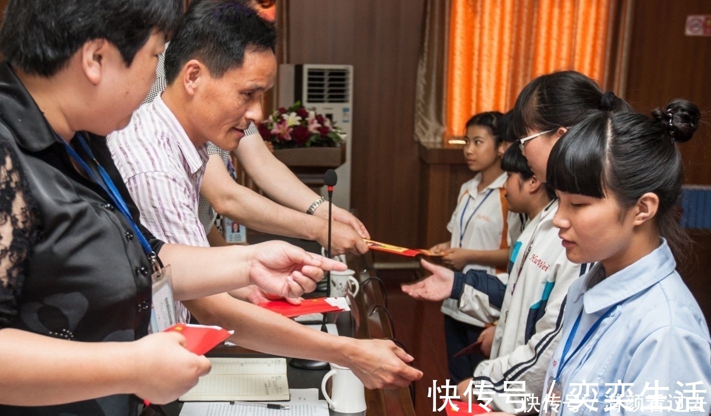 贫困生|一双鞋子价格引发的讨论:贫困生买一双打折“耐克鞋”,错了吗?
