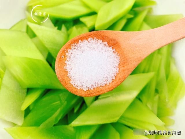 炒莴笋时，别直接下锅炒！厨师长教您一妙招，莴笋香脆爽口更入味