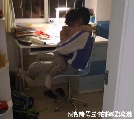 批评|女儿被妈妈批评,跑到哥哥身边,事情有些暖心了