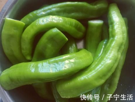 干煸|做虎皮青椒,先放油还是后放油厨师做错了,难怪不起皮还难吃