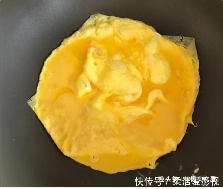 妈妈炒鸡蛋从不直接下锅,多加1步,鸡蛋嫩滑口感好,少油又健康