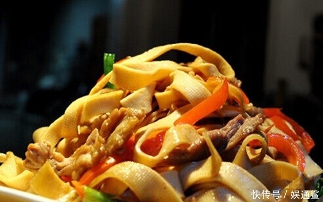 无比|别再做鱼香肉丝了,肉丝加它一起炒,无比下饭,上桌就被抢光!
