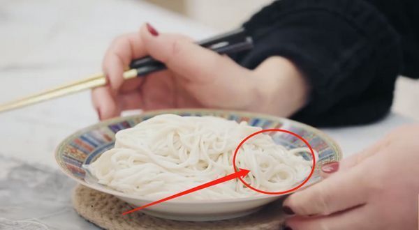 麦迪娜的婆婆偷吃鸡腿,姜潮一脸茫然,节目组也救不了场!