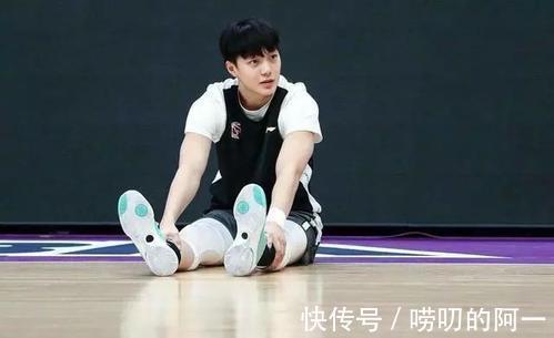 合同|同为现象级人气球星，郭艾伦和胡明轩，如今谁的身价更高？