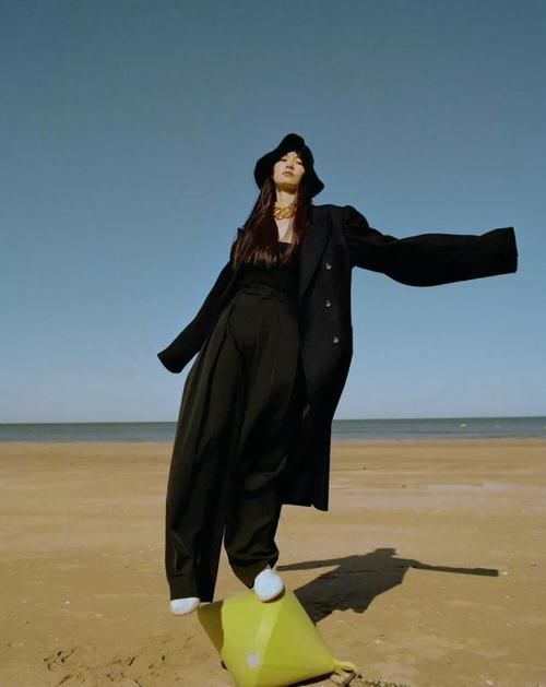 今年冬天，黑色大衣又火了！