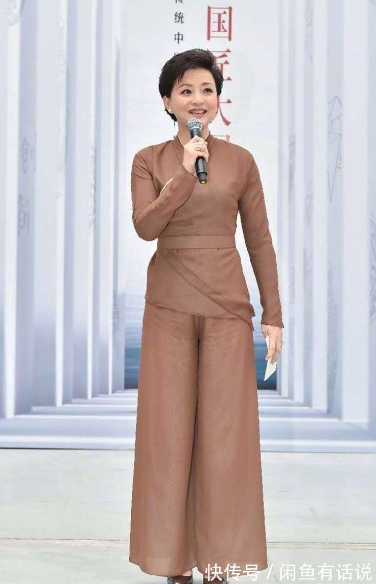 女性|杨澜真是精致的中年阿姨,穿红衣配黑裤优雅端庄,看着就有高级感