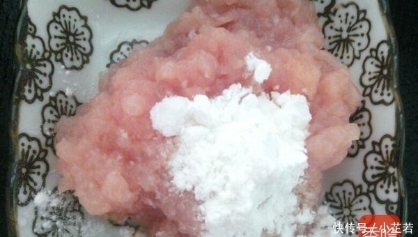 两个鸡蛋放进豆腐里蒸一蒸, 5分钟后, 不爱吃鸡蛋的孩子吃的特开心!