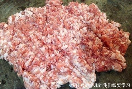 拌饺子馅时,别只会放葱姜,多加这2样,猪肉馅鲜嫩多汁还不腻