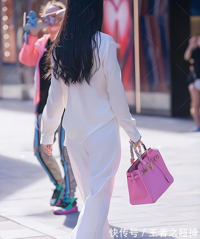 穿搭 简洁的白色职业套装,端庄又大气,尽显知性美感!