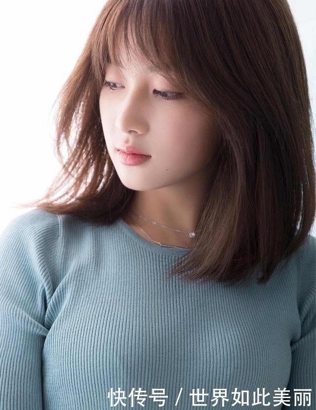 淡蓝色|时尚穿搭:穿淡蓝色裙子的美女,气质优雅迷人彰显时尚女性魅力。