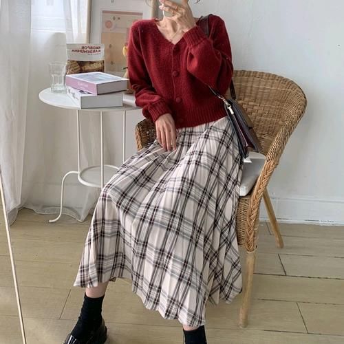 今年流行“复古小开衫＋半身长裙”，早春这么穿显瘦，优雅有气质