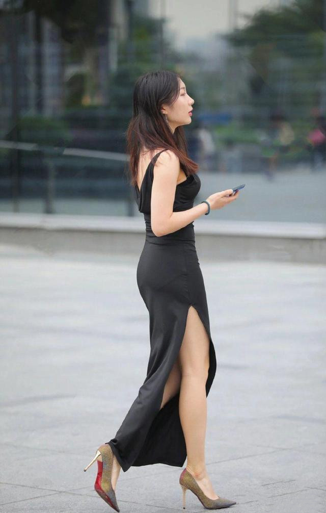 前卫|街拍时尚紧身连衣裙,不仅修身效果好,而且还时尚前卫