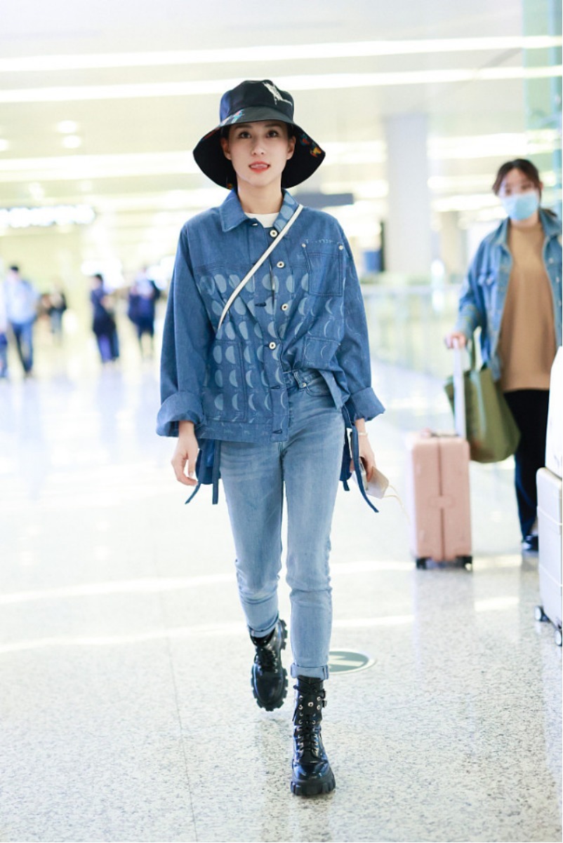 何超莲的长腿真长脸,穿牛仔衬衫配紧身牛仔裤高挑纤瘦,青春活力