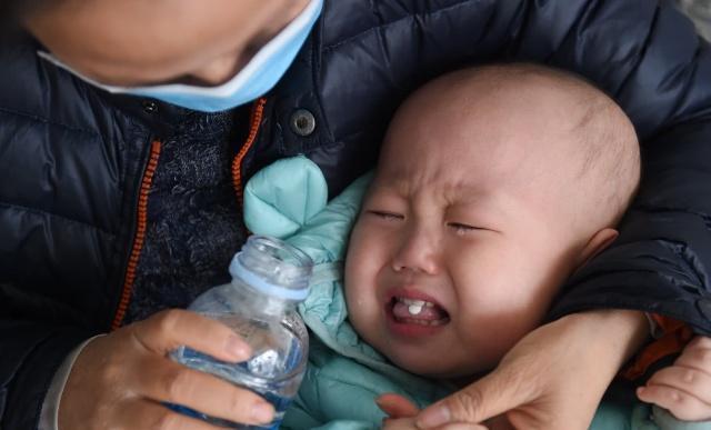 白血病|2岁孩子患白血病，接受30多次的腰穿，在他眼中世界就只有医院