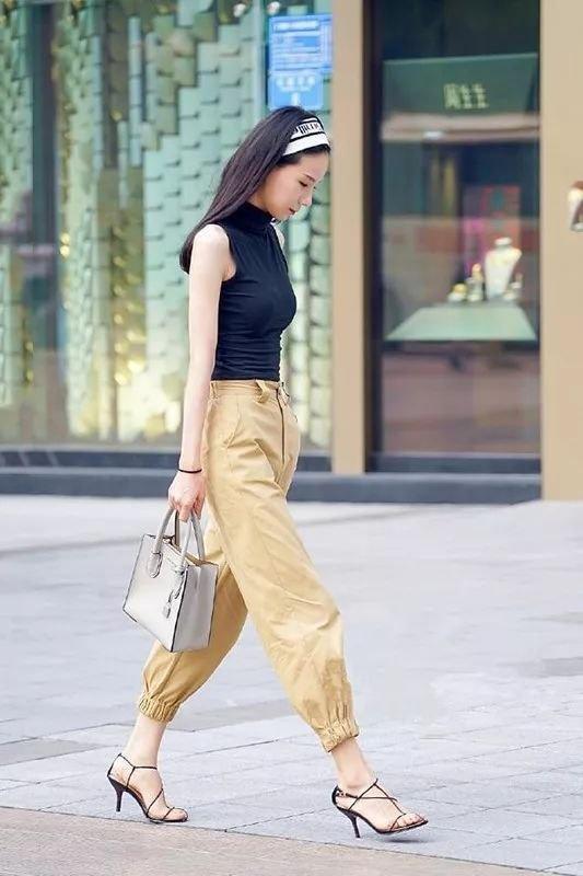 街拍美女身穿休闲装，彰显青春的活力，散发时尚淑女的气场