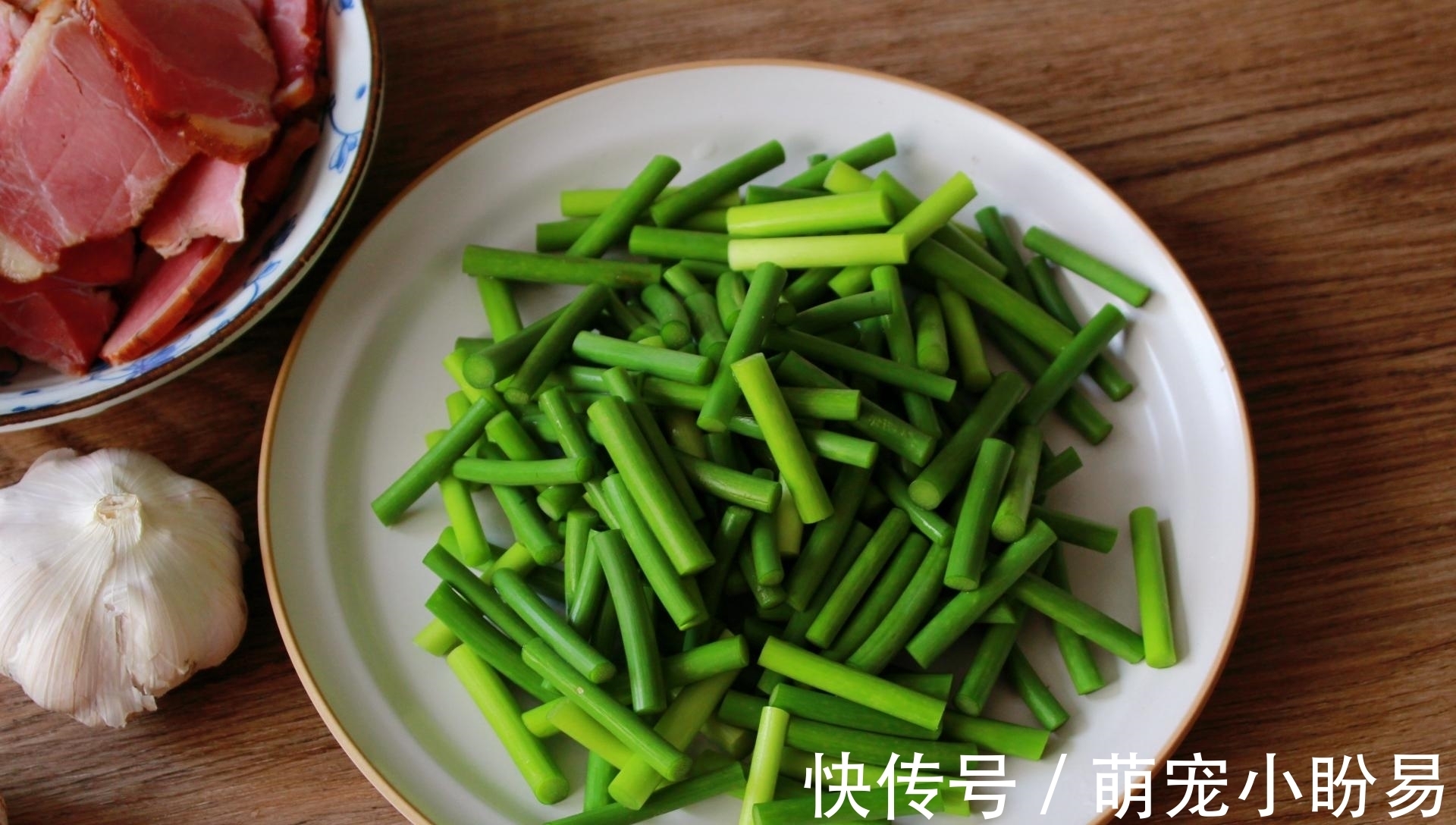 蒜薹|《中餐厅4》张亮做的这道菜,下锅随便一炒真叫香,米饭连扒了3碗