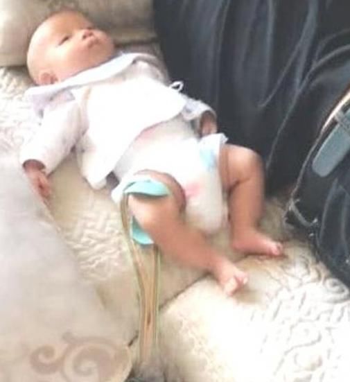 沙发上的“迷糊的父亲”，宝宝看起来很无辜：我是谁？我在哪？