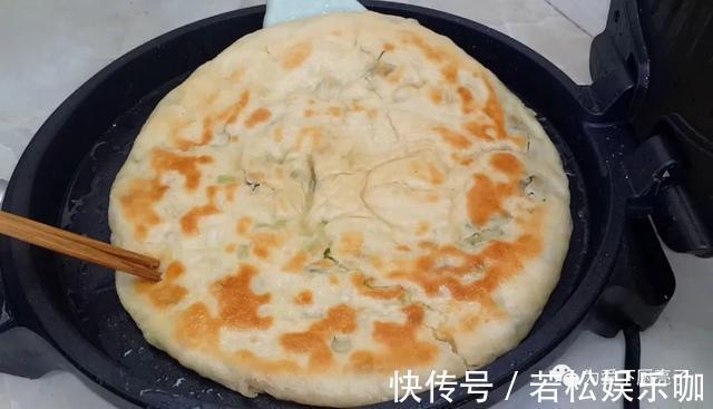 好吃|自制葱油饼的做法，锅里一烙，柔软劲道不油腻，比手抓饼好吃