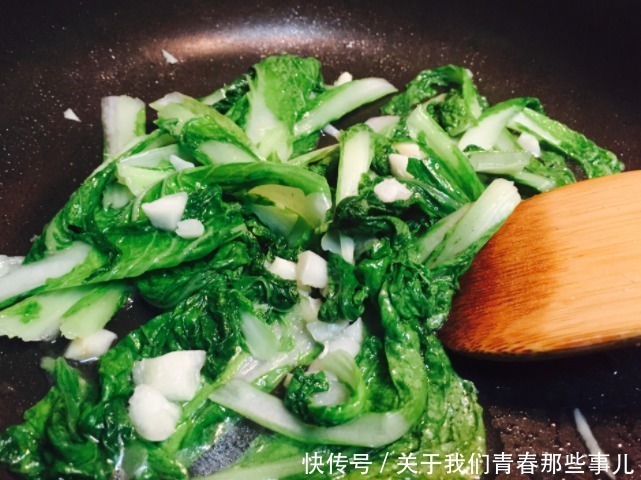绿叶蔬菜|炒青菜总是发黄发黑?学会3个技巧,青菜又绿又嫩,不变色不出水