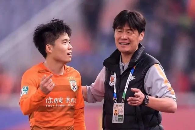 归化球员|早上5点!李霄鹏做出争议表态:艾克森阿兰很意外,球迷吐槽声一片